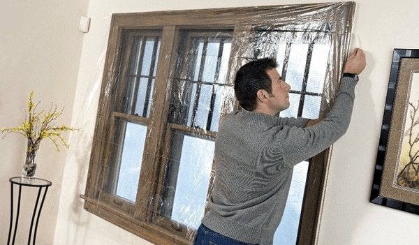 Izolăm pentru iarnă un sigiliu pentru ferestrele din plastic
