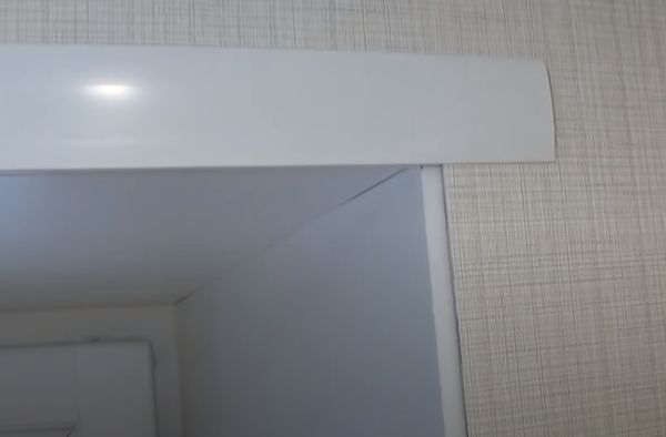 Horný profil F je na svojom mieste.