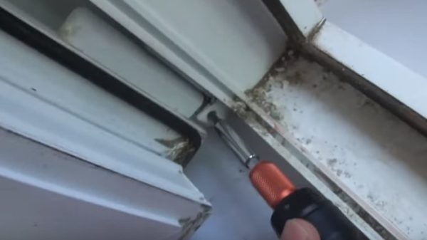 Șurubul trebuie deșurubat puțin