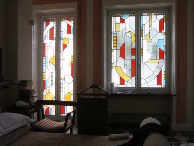 Yatak odasında vitray