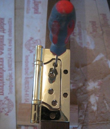 Screwing in self-tapping screws when installing the butterfly hinge