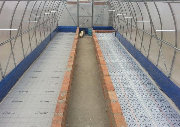 Todos os materiais necessários para o aquecimento do solo da estufa são vendidos em construção ou loja especializada.