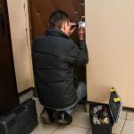 deschizând încuietoarea