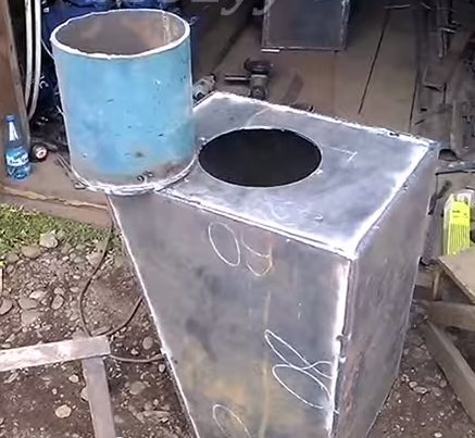 Soldamos un trozo de tubería dentro del cuerpo del horno.