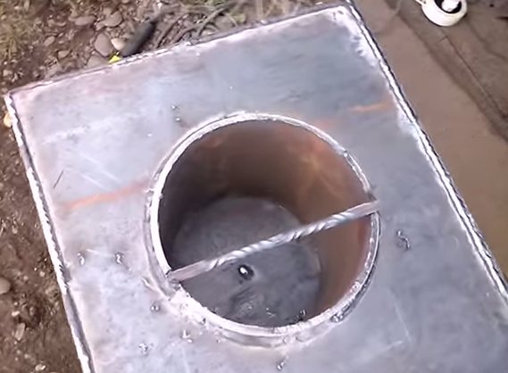 Soldamos un trozo de tubería dentro del cuerpo del horno.