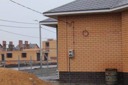 Kraftlinjeinngang til et privat hus