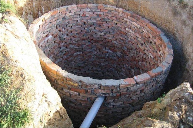 Cesspool laget av murstein foto