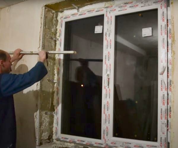Zarovnáme roh pozdĺž steny.