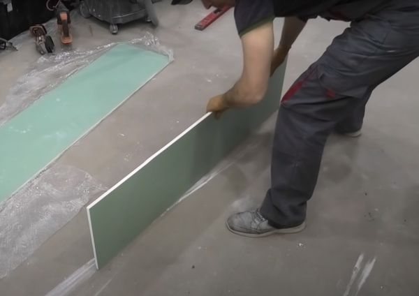 Zarovnanie rezanej hrany listu sadrokartónu.