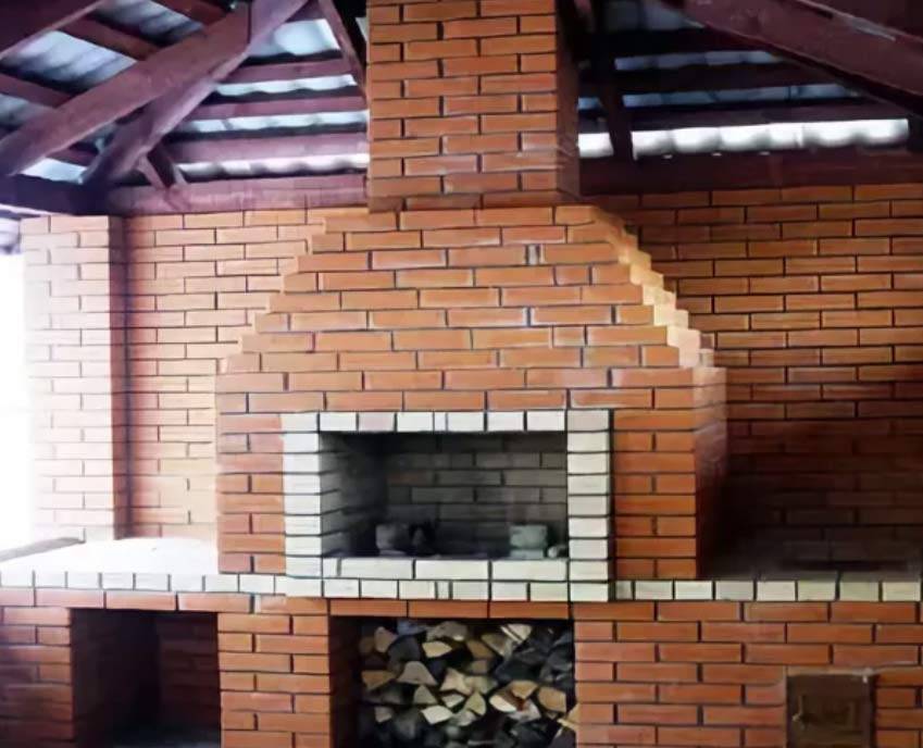 Výfukový dáždnik nad grilom