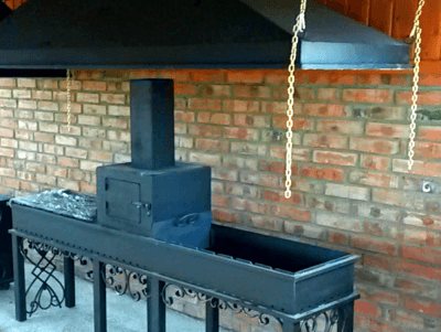 Výfukový dáždnik nad grilom
