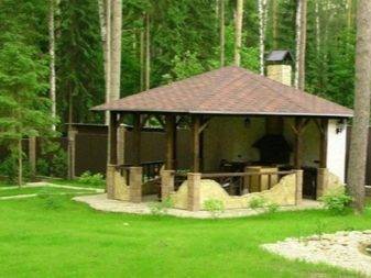 Výfukový dáždnik nad grilom