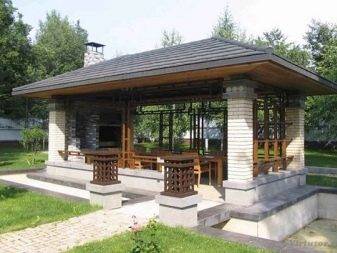 Výfukový dáždnik nad grilom