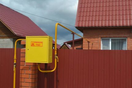 Boks med gassmåler i nærheten av huset