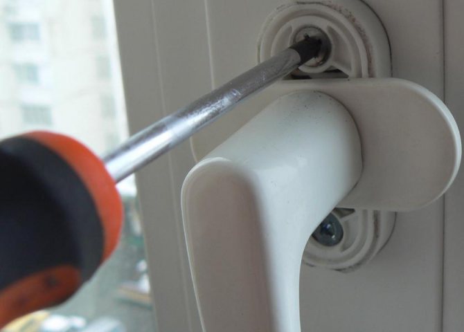 Apretar los tornillos de fijación de la manija de la puerta de plástico