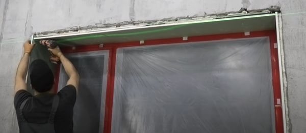 Krútenie samorezných skrutiek - dorazy v bočných listoch sadrokartónu.