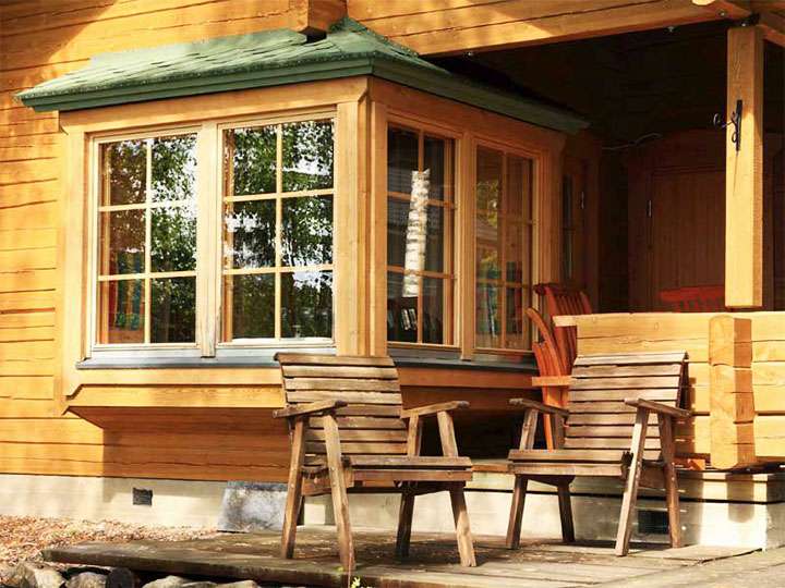 Terraza cerrada con ventanas de madera.