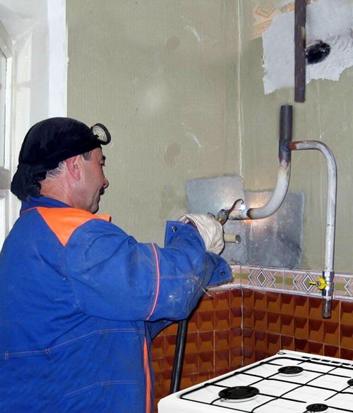 Înlocuirea conductelor de gaz într-o clădire de apartamente atunci când se efectuează