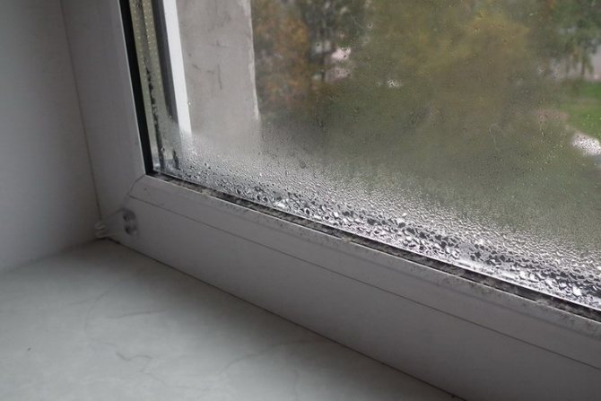 tåge op i plastvinduet