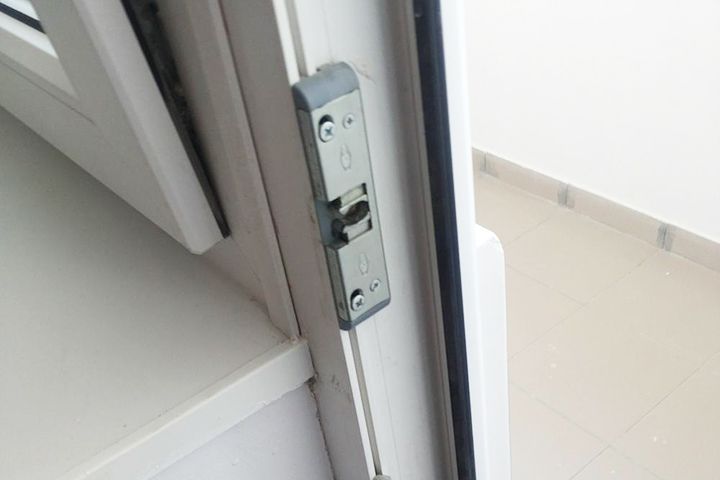 Zăvor pentru ușa balconului