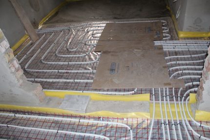 Protección de tuberías para calefacción por suelo radiante.